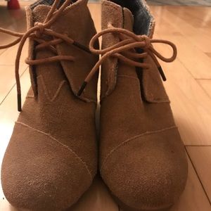 Toms suede laced up